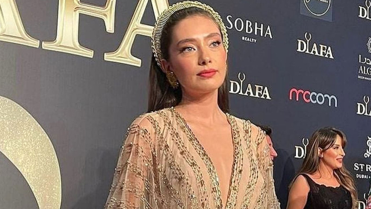 Neslihan Atagül Dubai'de kırmızı halıda