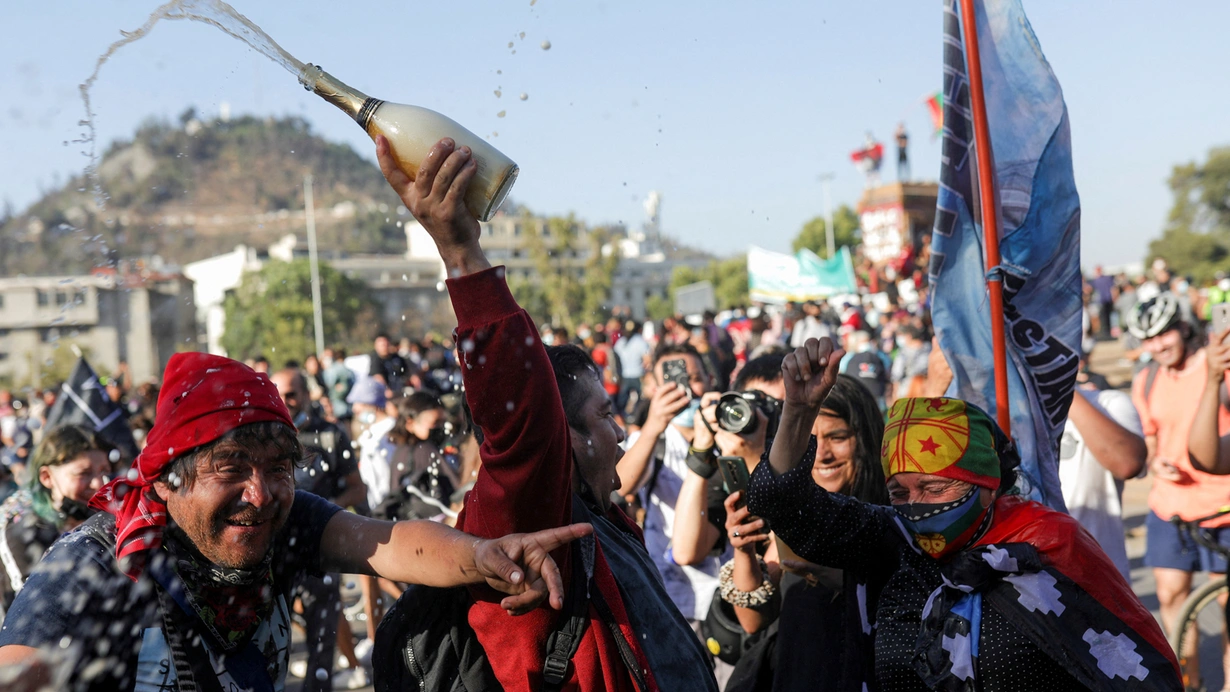 Şili'de diktatör Pinochet'in eşi Lucia Hiriart 98 yaşında hayatını kaybetti, halk sokaklara çıkıp kutlama yaptı!