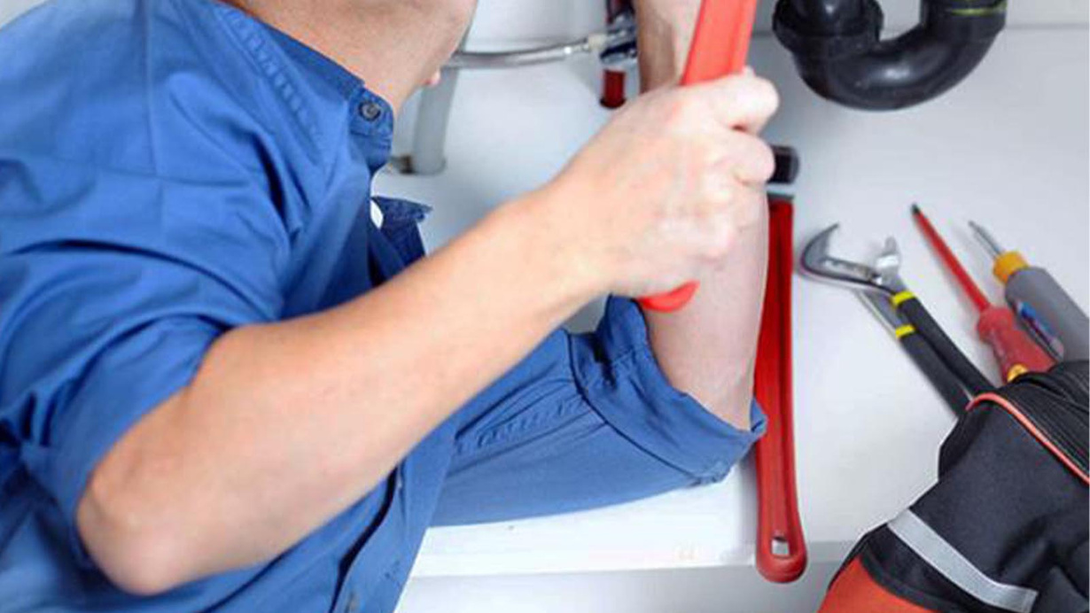 Tamirat yapan tesisatçı buldu! Kilise duvarından çıkan şoke etti