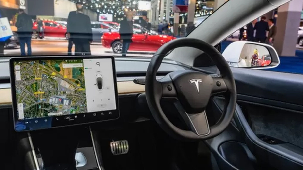 Tesla araç sürerken oyun oynama özelliğini kapatacak