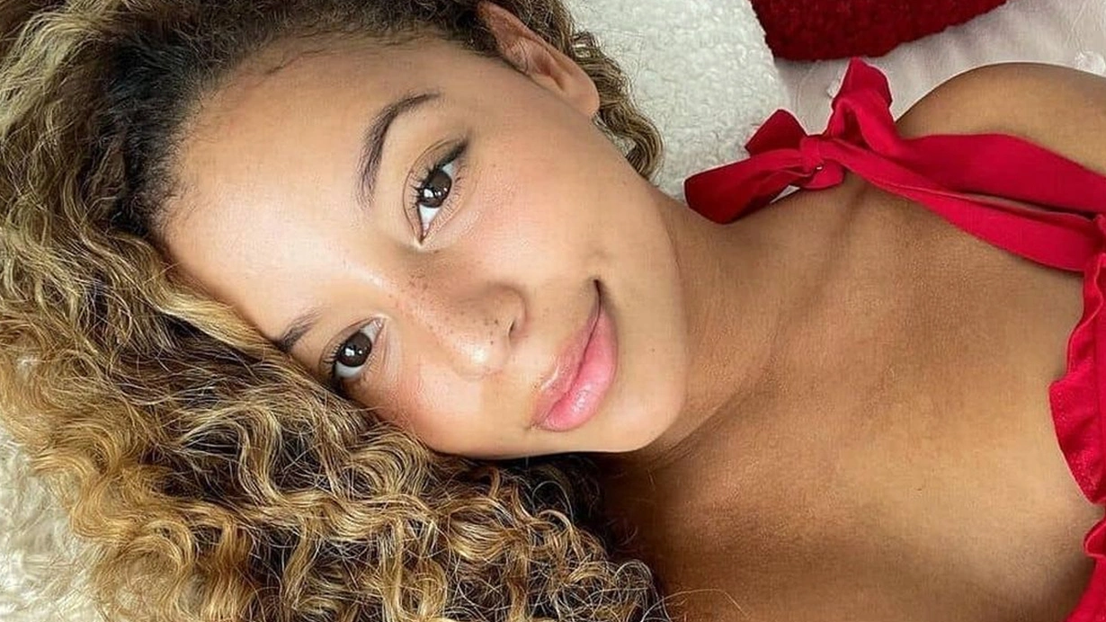 TikTok fenomeni model Camila Elle sevgilisiyle uçakta seks yaparken bayıldı